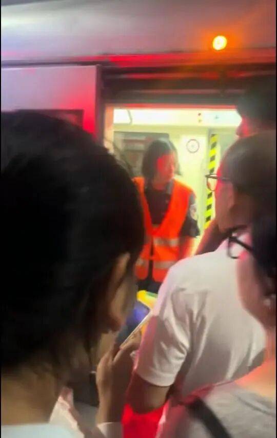 大连地铁发生故障停运一小时<strong></p>
<p>切原油</strong>,目击者称看到120和警车,工作人员否认列车和人相撞,故障原因在落实中