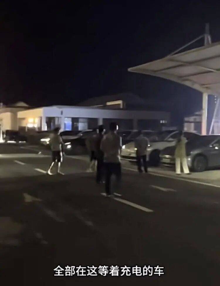 国庆高速路充电桩迎“排队叫号”模式：有车主排队3小时充电1小时