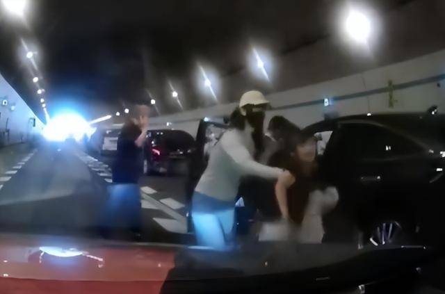 10岁男孩隧道内跪地拦车:哭得撕心裂肺<strong></p>
<p>石油原油图片</strong>,求人救他妈妈