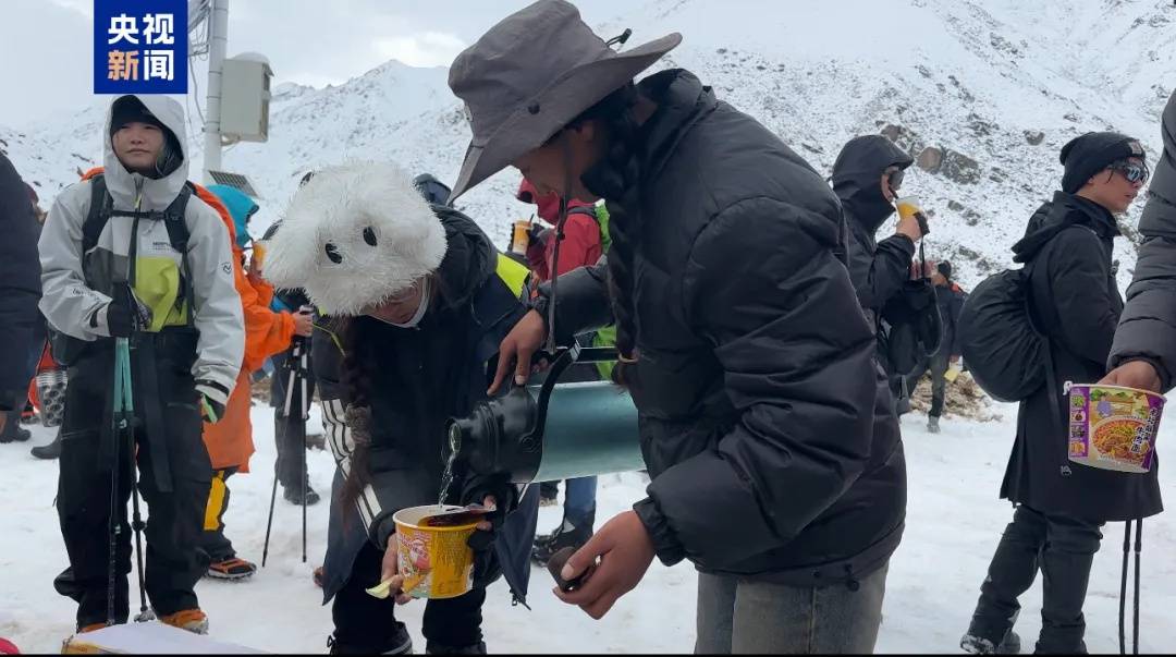 珠峰景区游客被困最新进展：已有350名游客获救<strong></p>
<p>石油原油图片</strong>，其余200多名游客已全部取得联系