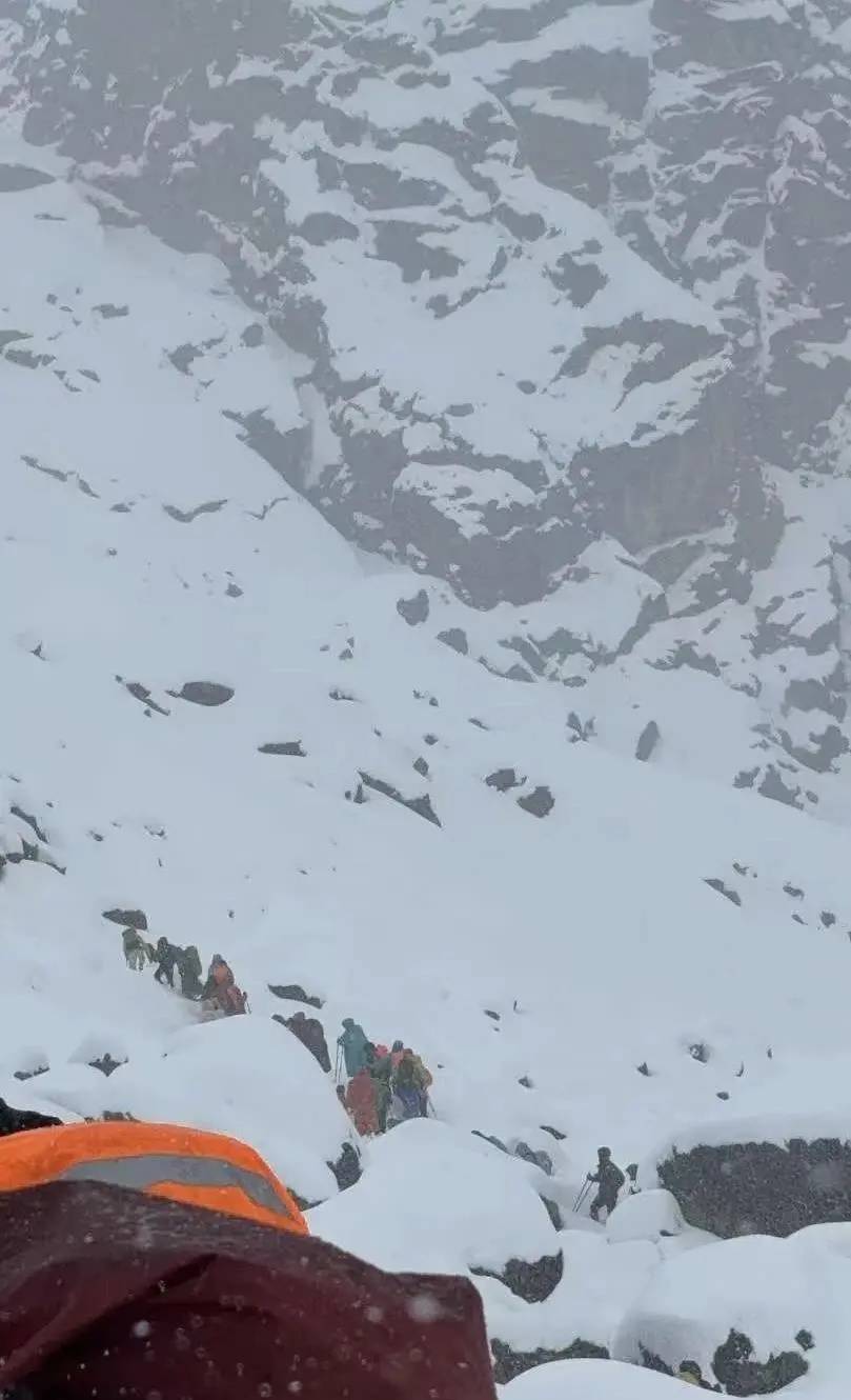 珠峰景区游客被困最新进展：已有350名游客获救<strong></p>
<p>石油原油图片</strong>，其余200多名游客已全部取得联系