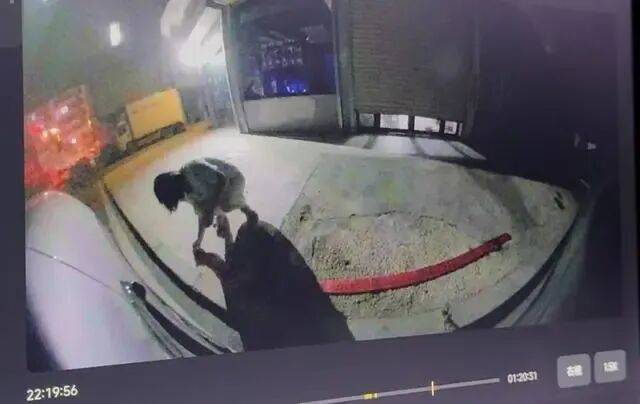 刚提的新车停路边被人放鞭炮崩损千余元<strong></p>
<p>石油原油图片</strong>,车主:因拒绝当晚挪车,20分钟后听到鞭炮声,对方还态度豪横