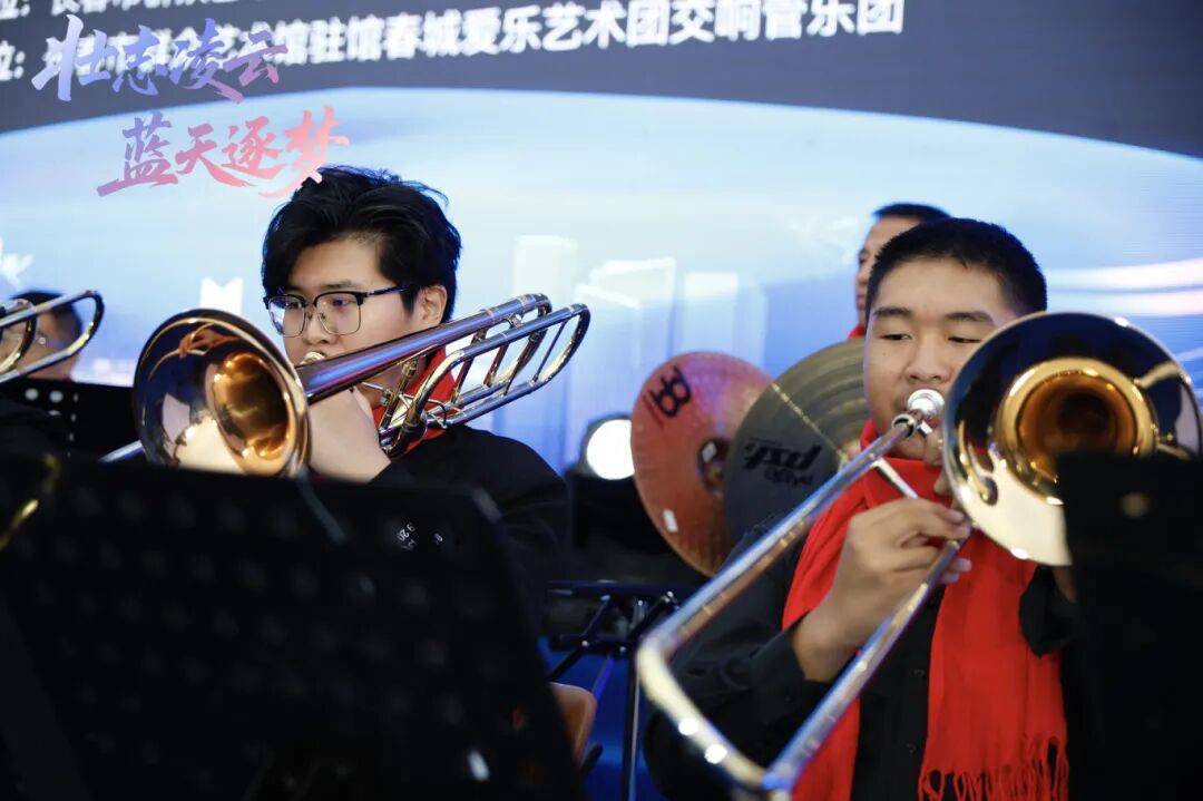 DNA彻底动了！全场跟唱<strong></p>
<p>石油原油图片</strong>，这氛围太顶了！