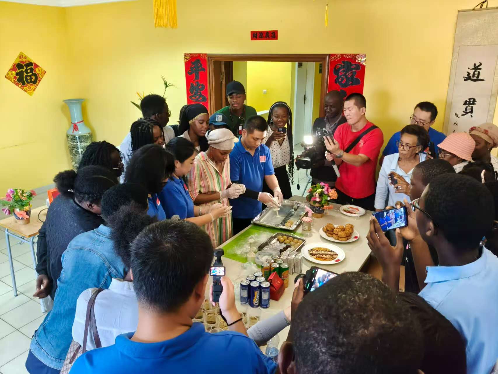 资讯有故事丨赏明月、品月饼……非洲师生沉浸式体验中秋“团圆味”