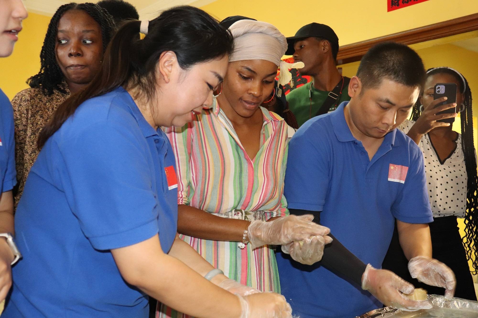 资讯有故事丨赏明月、品月饼……非洲师生沉浸式体验中秋“团圆味”