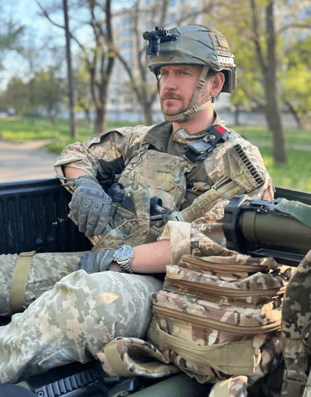 乌军一英国雇佣兵返乡后开枪自杀：年仅40岁，曾在前线失去左腿