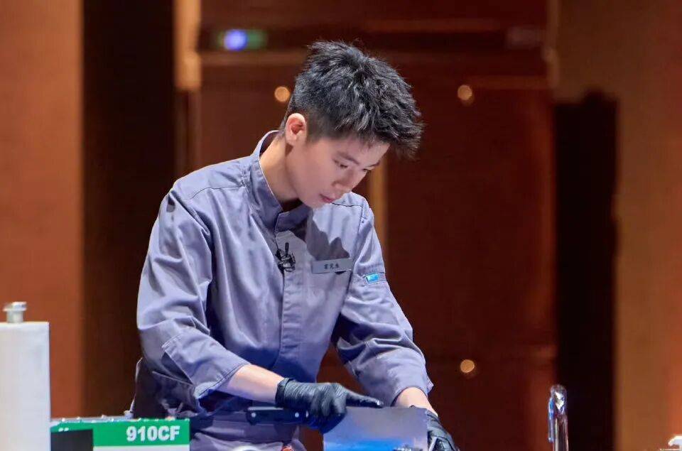 精致餐饮<strong></p>
<p>石油原油图片</strong>,以饭封神 | 商业头条No.94