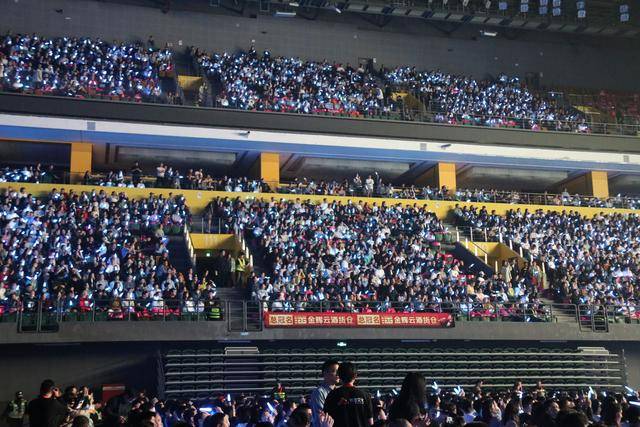 孙楠演唱会超燃舞台<strong></p>
<p>石油原油图片</strong>!郑州万人合唱《红旗飘飘》