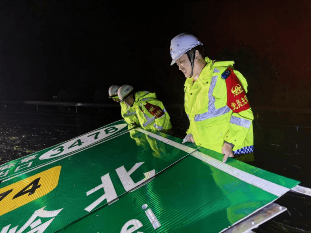 全力抢通中秋团圆路<strong></p>
<p>石油原油图片</strong>，粤西14条受台风影响高速解封