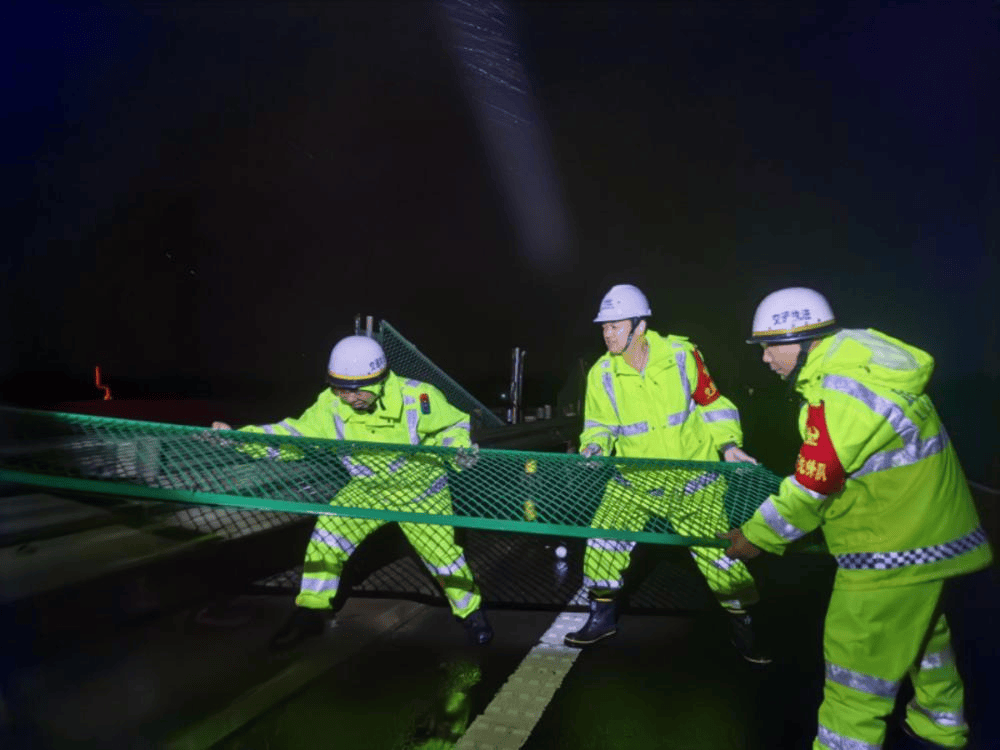 全力抢通中秋团圆路<strong></p>
<p>石油原油图片</strong>，粤西14条受台风影响高速解封