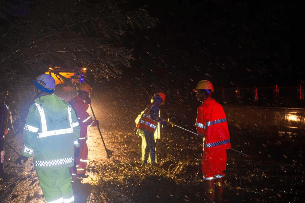 全力抢通中秋团圆路<strong></p>
<p>石油原油图片</strong>，粤西14条受台风影响高速解封