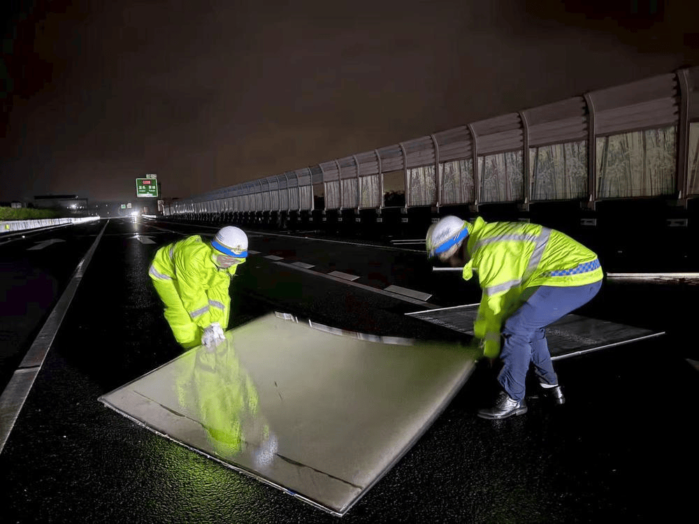 全力抢通中秋团圆路<strong></p>
<p>石油原油图片</strong>，粤西14条受台风影响高速解封