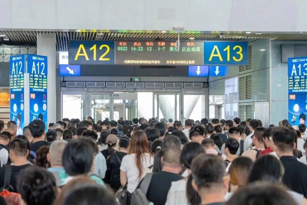 深圳北站凌晨返深被刷爆<strong></p>
<p>今日原油价格走势</strong>！附近叫车超200人？别慌！公交地铁加班护送