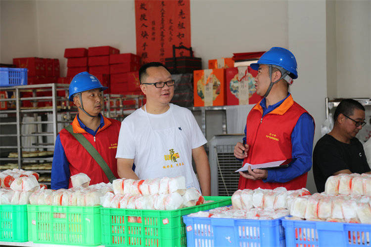 阖家团圆时<strong></p>
<p>今日原油价格走势</strong>,他们守护蓉城灯火