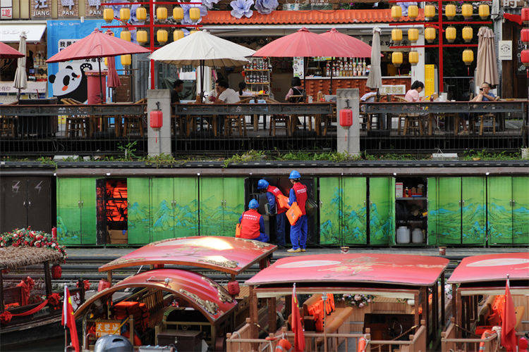 阖家团圆时<strong></p>
<p>今日原油价格走势</strong>,他们守护蓉城灯火