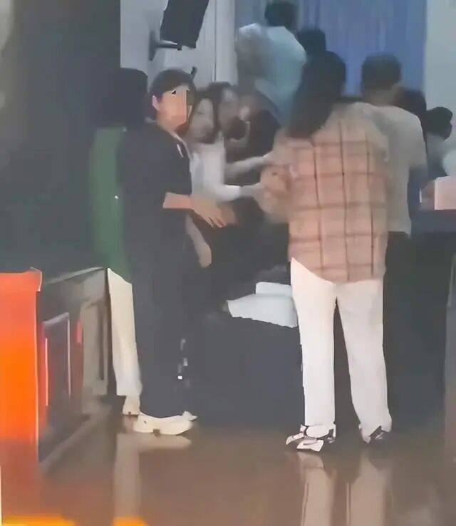 家长们跪成一排<strong></p>
<p>今日原油价格走势</strong>，学生蒙眼从背上踩过？教育局回应河南一中学举办活动引热议：正调查处理