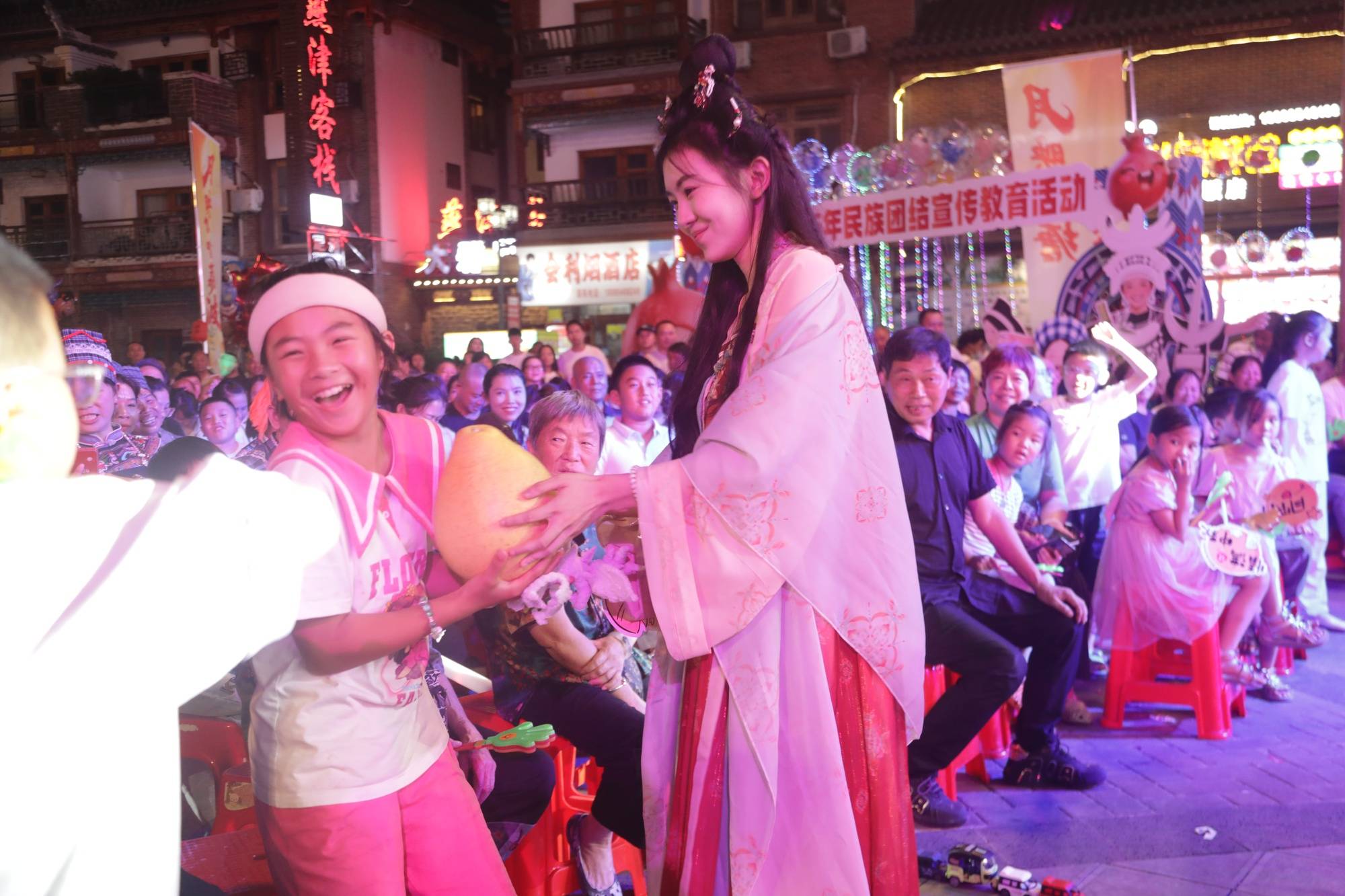 月映火塘 悦唱荔波<strong></p>
<p>今日原油价格走势</strong>！这场中秋音乐晚会点燃团圆夜