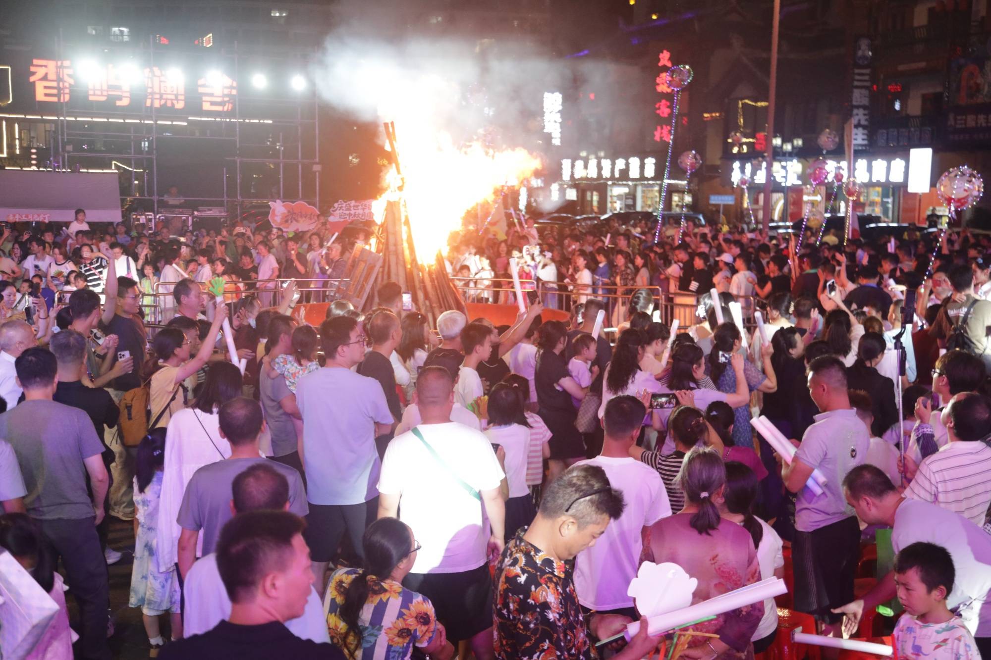 月映火塘 悦唱荔波<strong></p>
<p>今日原油价格走势</strong>！这场中秋音乐晚会点燃团圆夜