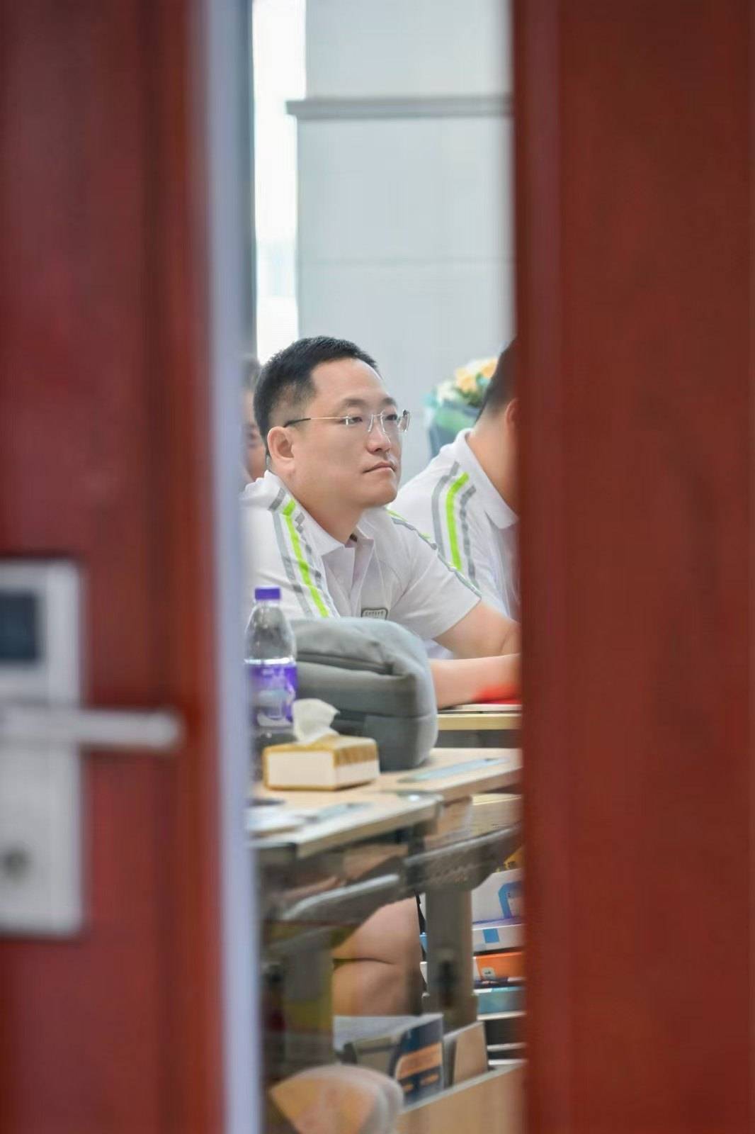 那个让老师骄傲的“调皮”班级!30年同学聚会<strong></p>
<p>原油令</strong>,还伴有一封来自贵州的感谢信