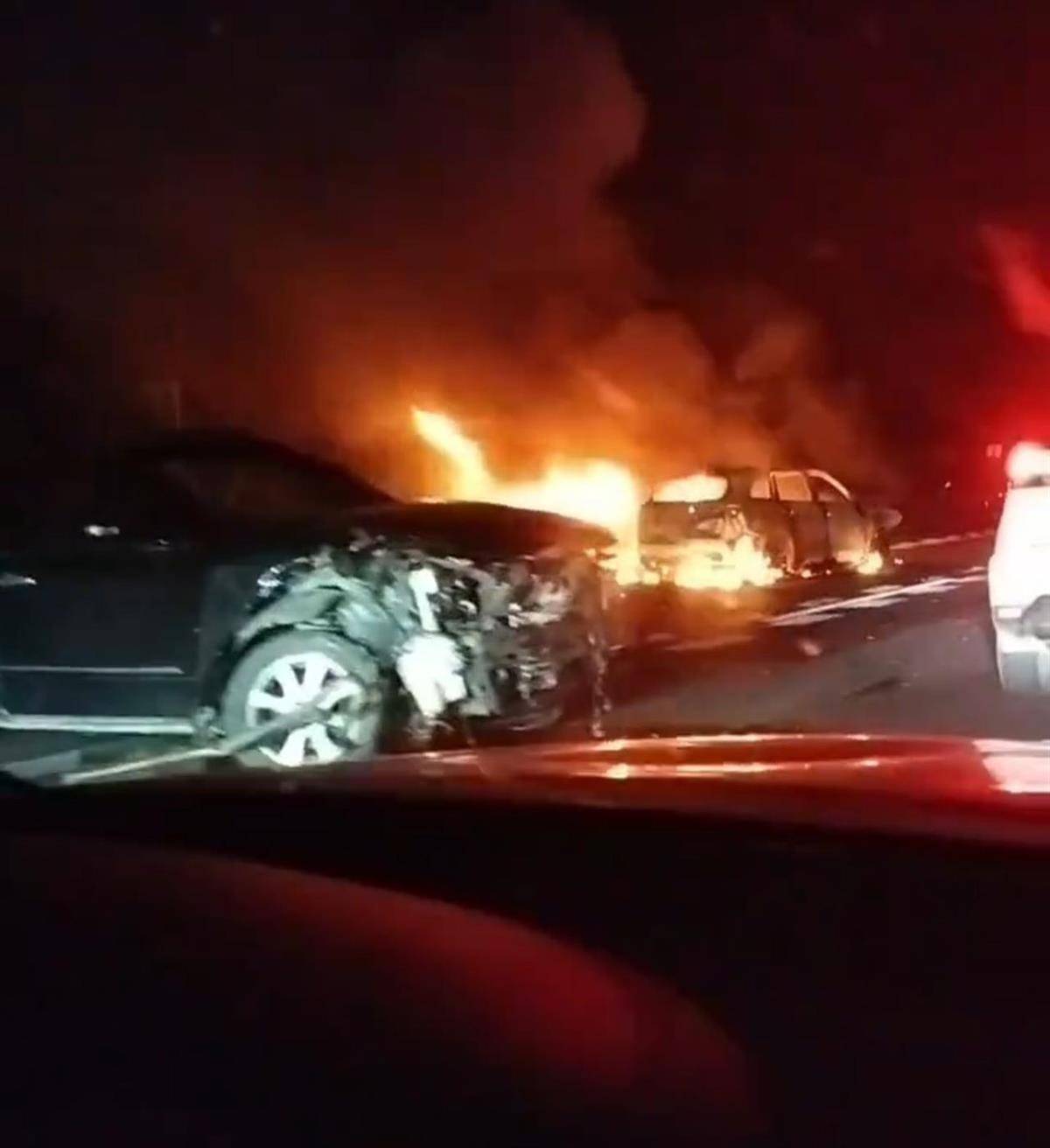 深南高速一车祸致2死3伤<strong></p>
<p>原油令</strong>,一位目击者称车上有甩棍没有当场施救,事后得知两人死亡他“觉得好惭愧”