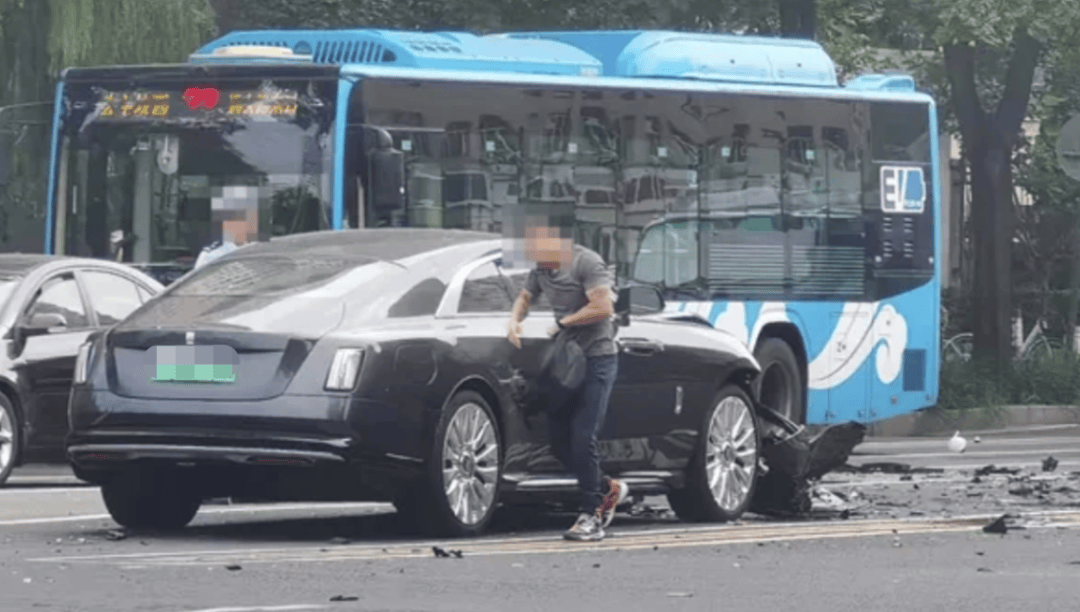 “劳斯莱斯逆行车祸”事件白车家属发声:“丈夫多处骨折!往后日子不知道怎么过”<strong></p>
<p>原油令</strong>,陈震深夜再道歉,并回应“我方律师会全力配合”