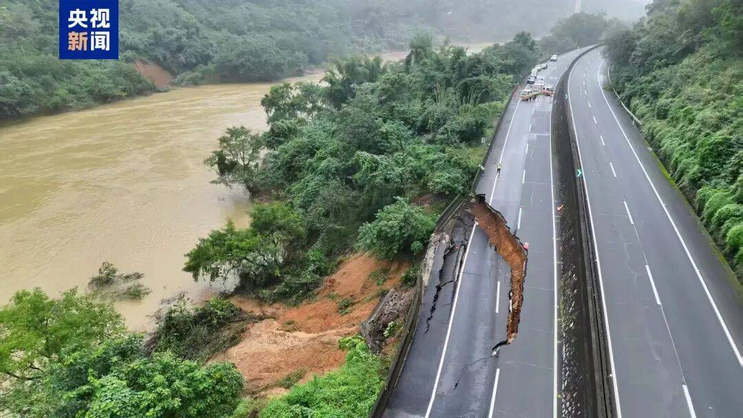 广西百色一高速公路开裂下沉！裂缝长约30米<strong></p>
<p>国家原油</strong>，塌陷处最深超2米