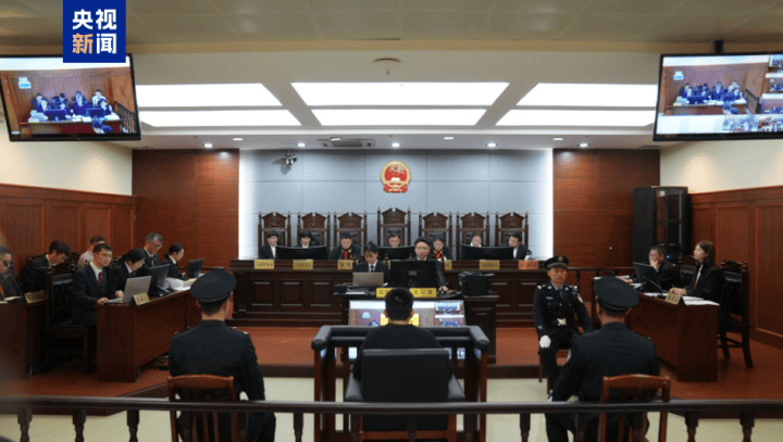 “司机泄愤撞死一家三口”<strong></p>
<p>原油户</strong>，逝者家属最新发声