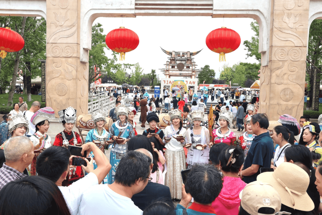 同比增长27%<strong></p>
<p>原油户</strong>!双节假期天河潭景区接待游客超21万人次