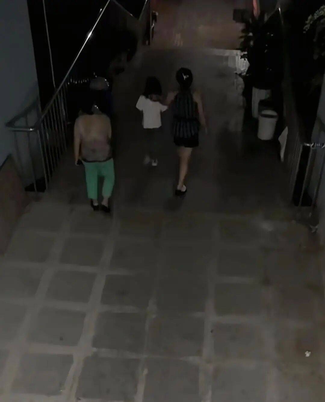 7岁女孩中秋节到同学家玩<strong></p>
<p>原油户</strong>,2天无人来接,警察上门发现,其单亲父亲已在家中离世……