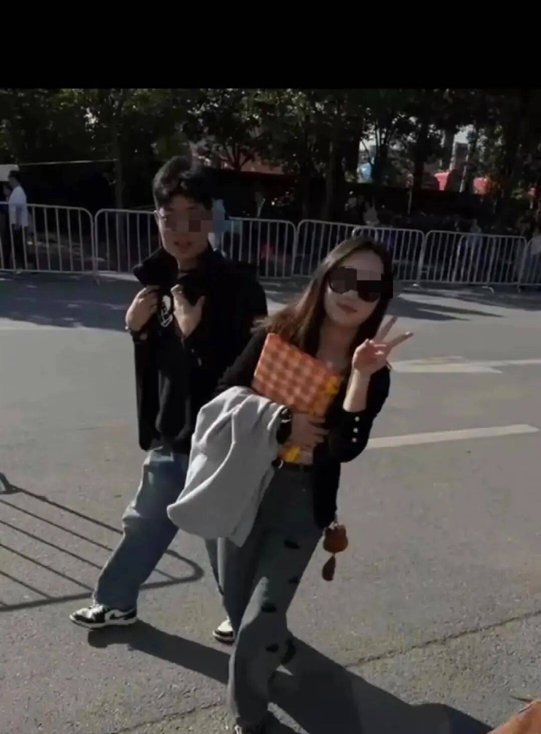 “中国两游客在马来西亚失踪”后续:男子手机定位仍在海底<strong></p>
<p>原油户</strong>,其姐姐加急办好护照即将赴事发地