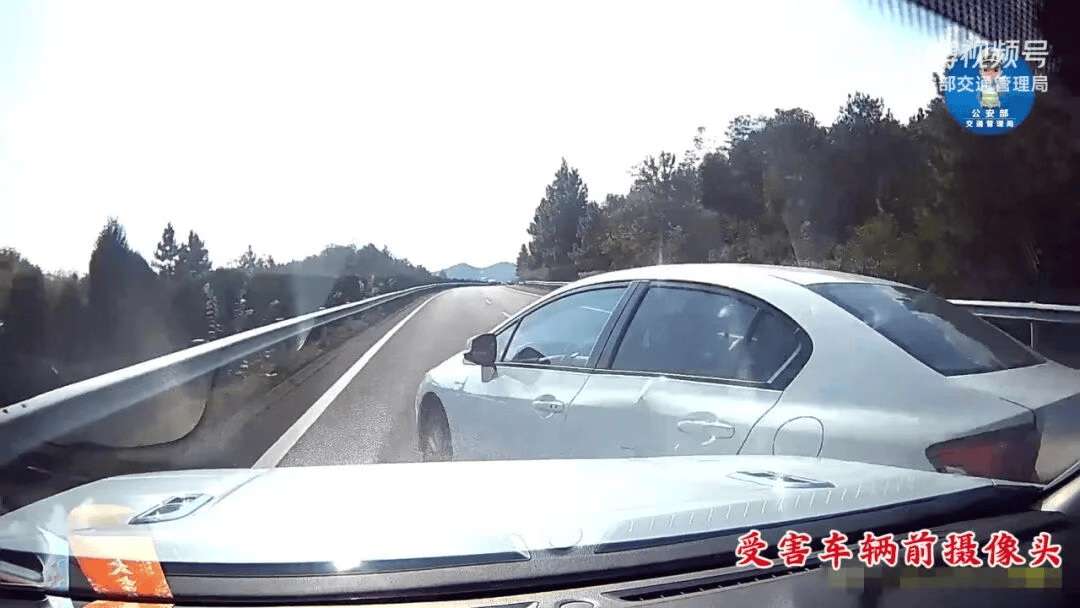 “我撒谎天打雷劈!”男子高速突然强行变道致翻车<strong></p>
<p>原油户</strong>,反诬赖对方