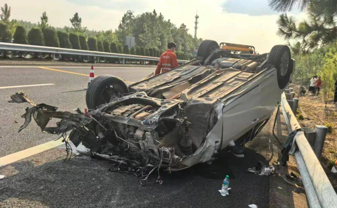 “我撒谎天打雷劈!”男子高速突然强行变道致翻车<strong></p>
<p>原油户</strong>,反诬赖对方