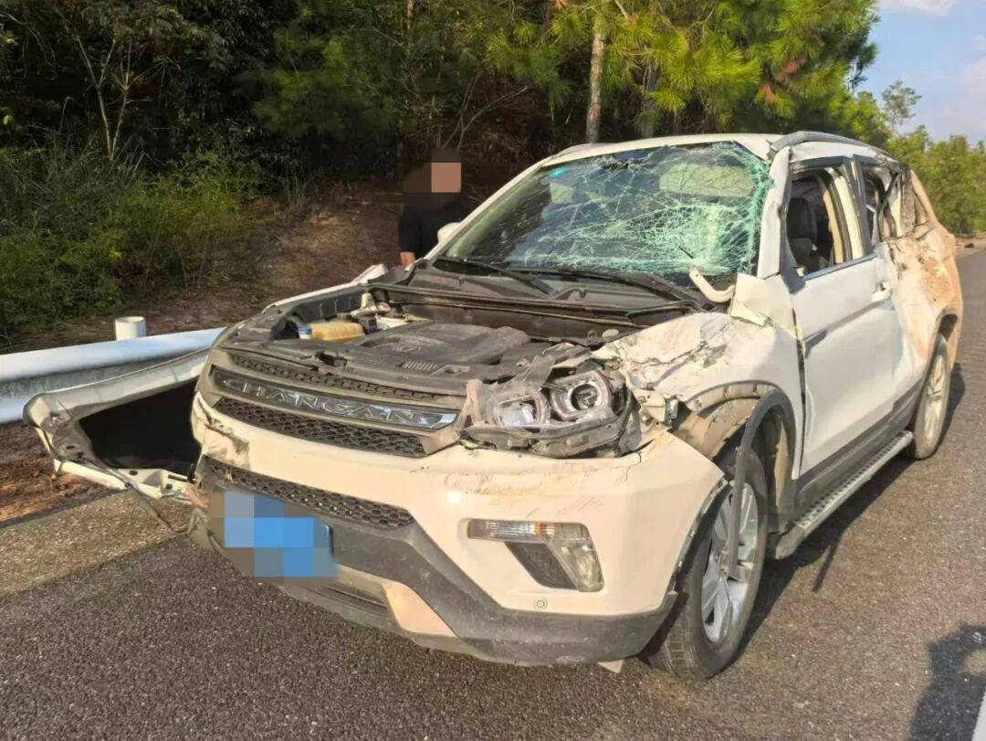 “我撒谎天打雷劈!”男子高速突然强行变道致翻车<strong></p>
<p>原油户</strong>,反诬赖对方