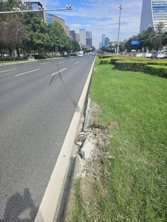 小米汽车失控起火司机遇难<strong></p>
<p>点差原油</strong>,目击者称车速150km/h,实探事故地:燃烧留下的印记仍在