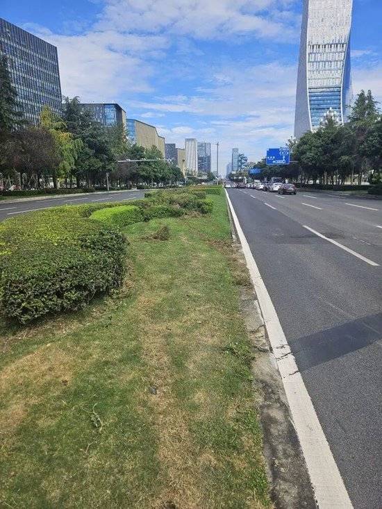 小米汽车失控起火司机遇难<strong></p>
<p>点差原油</strong>,目击者称车速150km/h,实探事故地:燃烧留下的印记仍在