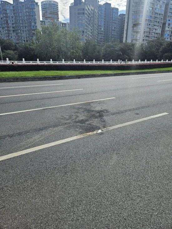 小米汽车失控起火司机遇难<strong></p>
<p>点差原油</strong>,目击者称车速150km/h,实探事故地:燃烧留下的印记仍在