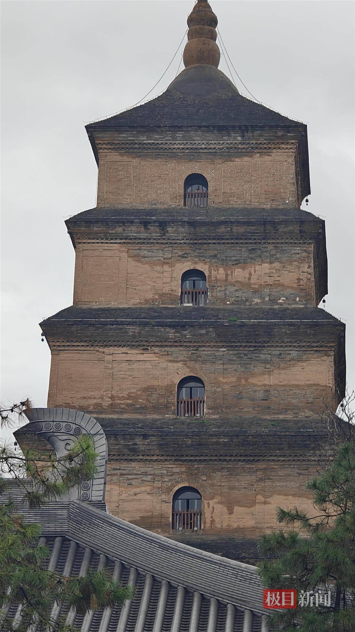 西安连续一个多月降雨遍地长蘑菇<strong></p>
<p>点差原油</strong>,大雁塔受潮,城墙布满青苔,气象局解释成因