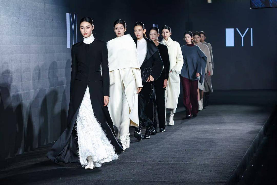 非遗惊艳、萌娃抢镜、大码模特出圈<strong></p>
<p>点差原油</strong>!南京国际时尚周看点太密