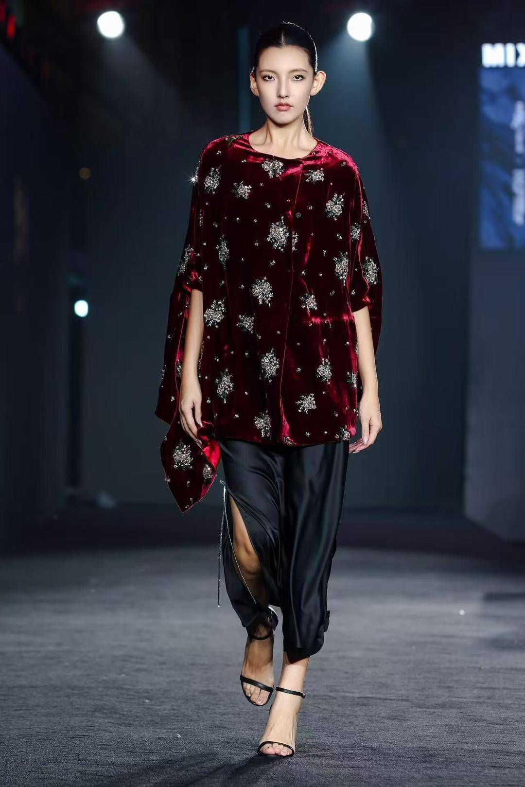 非遗惊艳、萌娃抢镜、大码模特出圈<strong></p>
<p>点差原油</strong>!南京国际时尚周看点太密