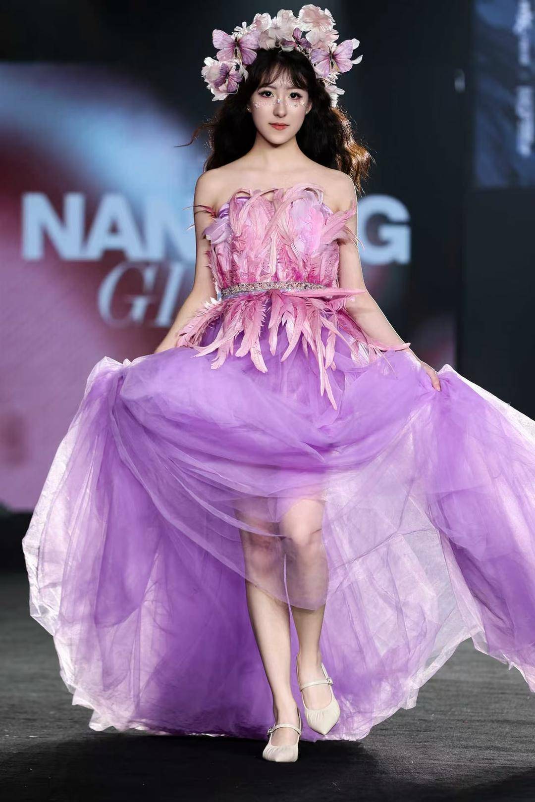 非遗惊艳、萌娃抢镜、大码模特出圈<strong></p>
<p>点差原油</strong>!南京国际时尚周看点太密