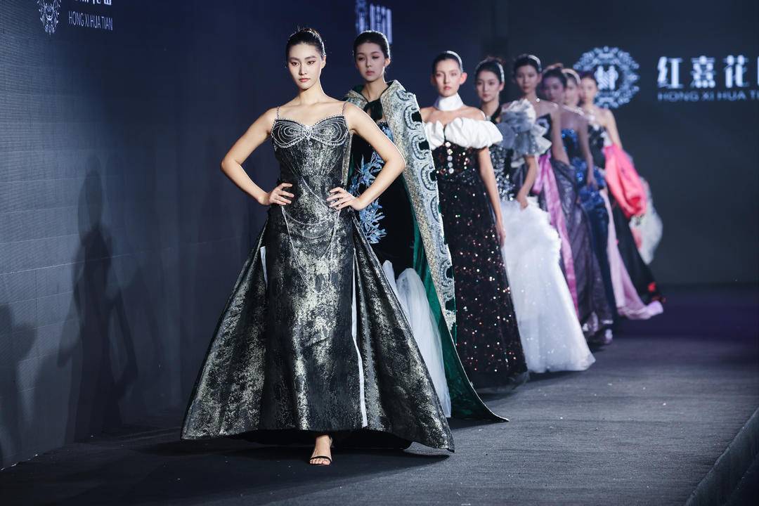 非遗惊艳、萌娃抢镜、大码模特出圈<strong></p>
<p>点差原油</strong>!南京国际时尚周看点太密