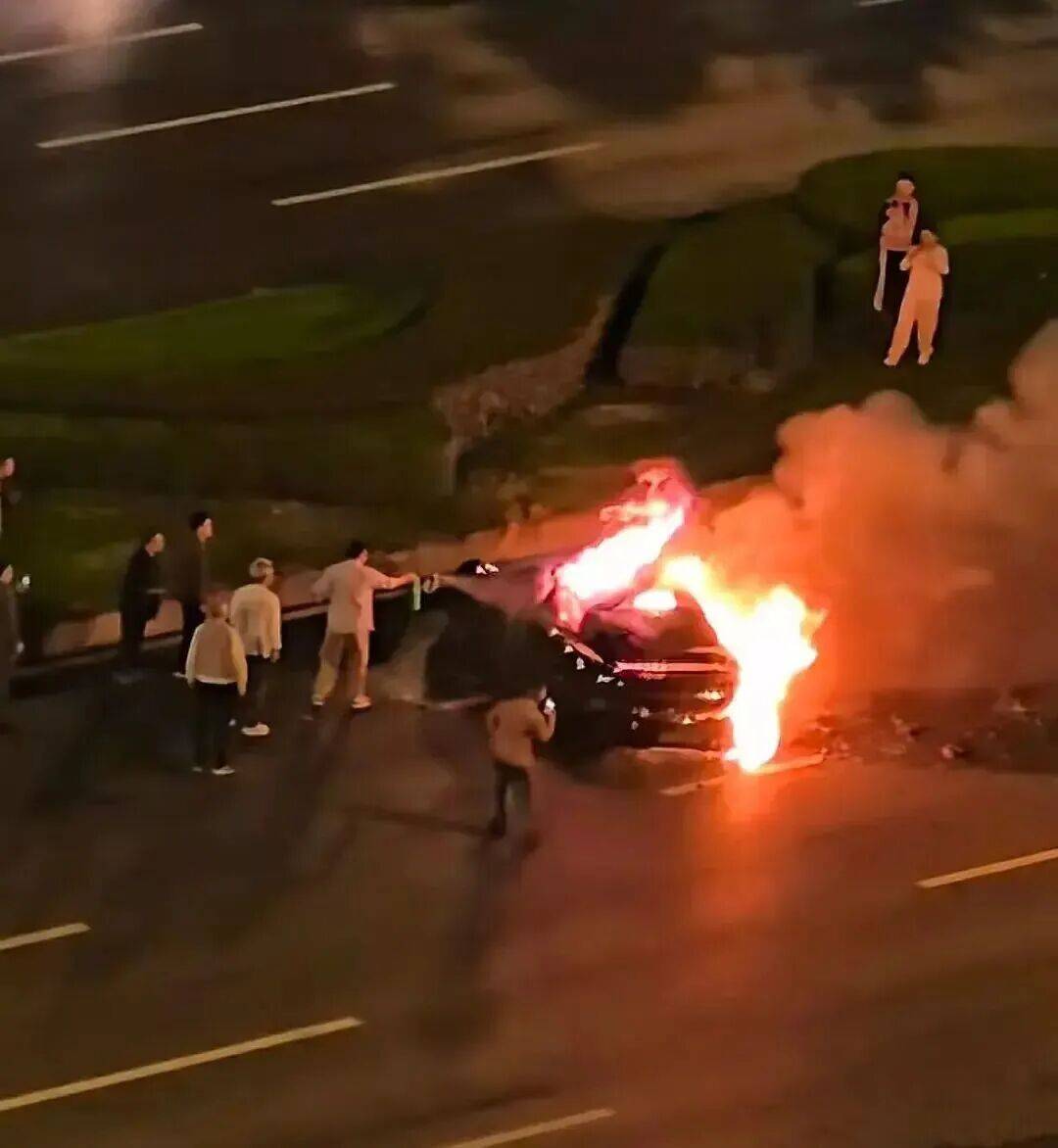 一辆SU7碰撞后爆燃<strong></p>
<p>点差原油</strong>,多人救援未果!小米股价重挫近8%!