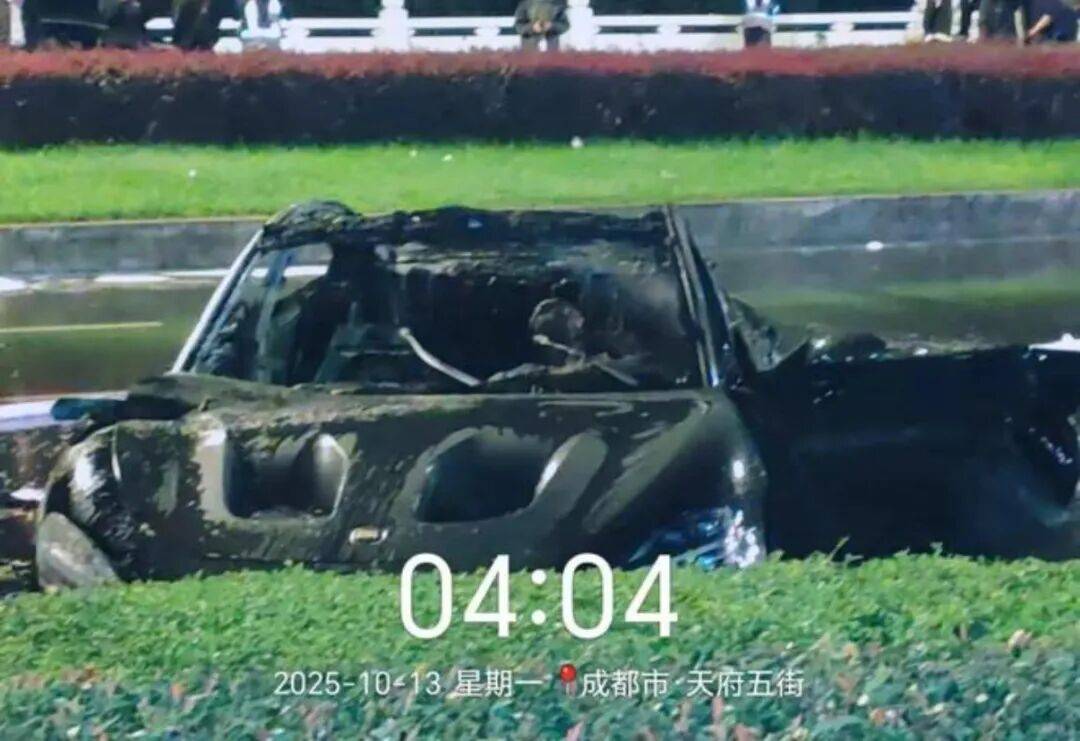 一辆SU7碰撞后爆燃<strong></p>
<p>点差原油</strong>,多人救援未果!小米股价重挫近8%!