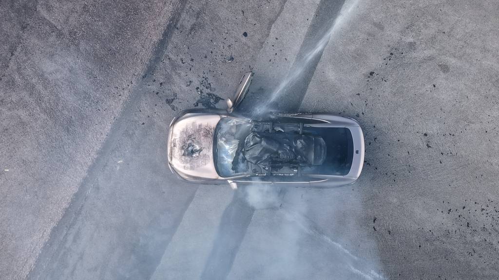 一辆蔚来牌轿车在大理一景区外起火<strong></p>
<p>现货原油走势</strong>,一家四口撤离及时无伤亡