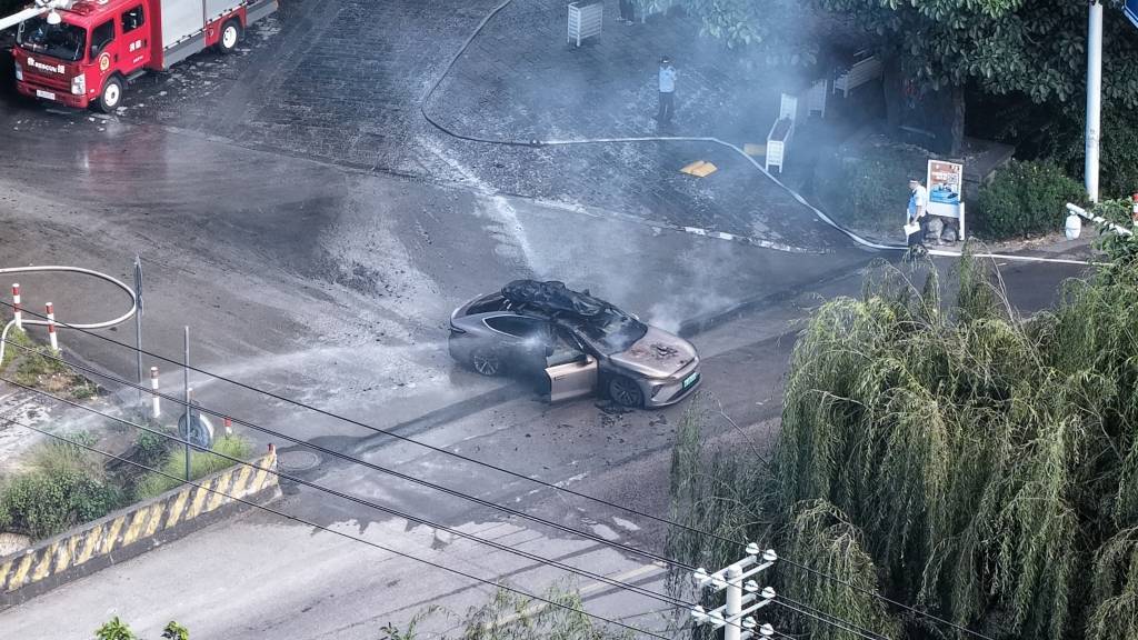 一辆蔚来牌轿车在大理一景区外起火<strong></p>
<p>现货原油走势</strong>,一家四口撤离及时无伤亡