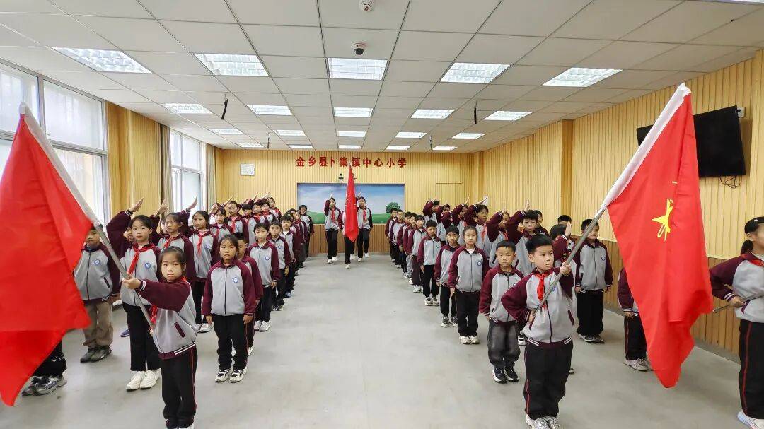 金乡县各级少先队组织广泛开展建队节主题活动