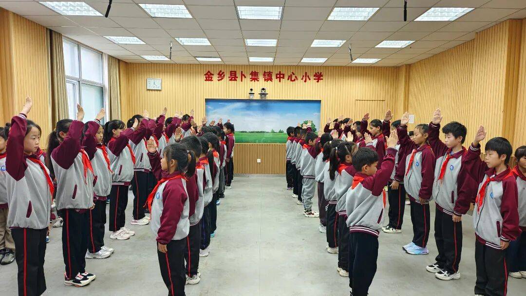 金乡县各级少先队组织广泛开展建队节主题活动