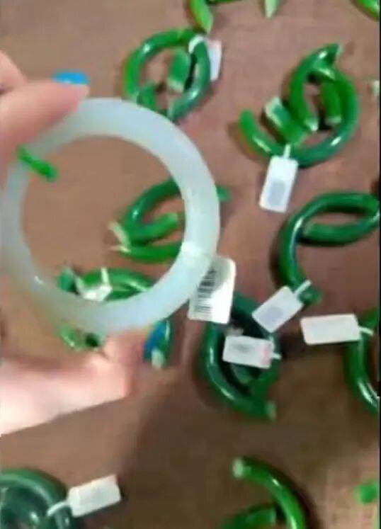 苏州一20岁店员不小心摔碎一盒玉镯损失百万<strong></p>
<p>原油今日走势</strong>，老板未要赔偿安慰小伙别有压力