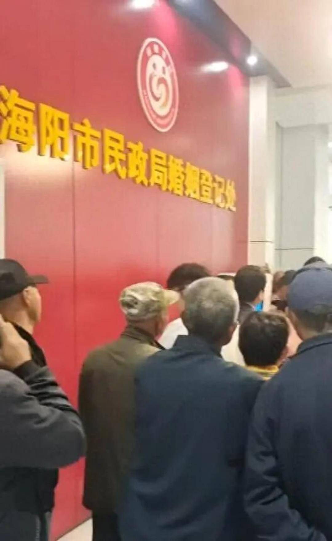 老人扎堆领结婚证<strong></p>
<p>中国石化中原油田</strong>,当地民政局回应