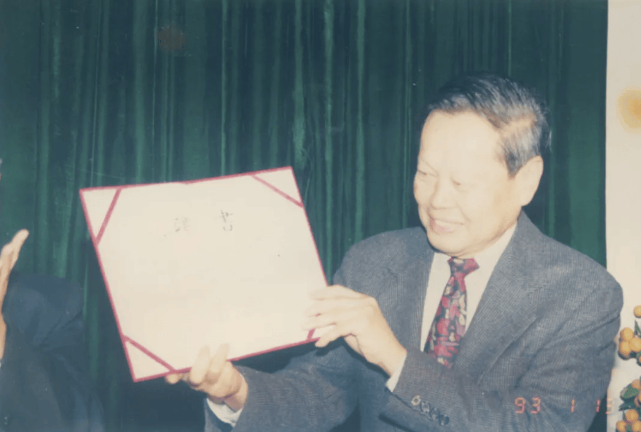 杨振宁为什么连续32年担任东莞理工学院名誉校长<strong></p>
<p>中国石化中原油田</strong>？